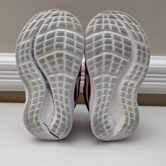 Little Boys fire engine red Nike hook & loop (Velcro)sneakers. SZ 4C.DOWNSHIFTER - Picture 5 of 10